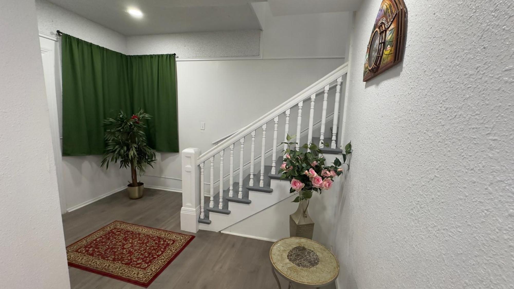 Naryn Guest House, Los Angeles